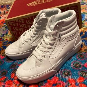 *NEW* Women’s platform white canvas high top Vans size 8